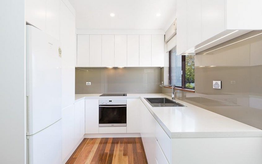 White Polyurethane Kitchen with Glass Splashback | Tasker Joinery